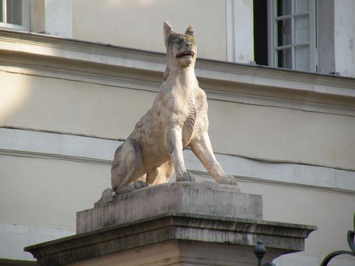  un des loups encadrant le portail de l'hôtel des loups